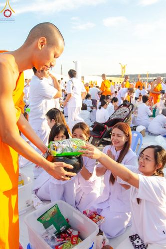 ภาพ No.187915:พิธีตักบาตรฉลองพระใหม่ ต้อนรับพุทธศักราช 2568 ณ ลานธรรมพระมหาธรรมกายเจดีย์ วัดพระธรรมกาย จ.ปทุมธานี วันที่ 1 มกราคม พ.ศ. 2568