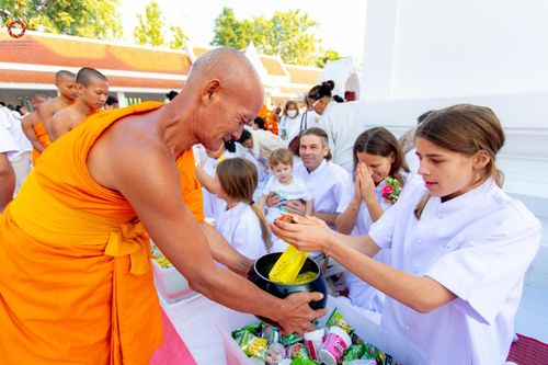 ภาพ No.197818:พิธีตักบาตรพระธรรมยาตรา ณ อนุสรณ์สถานลำดับที่ 4 สถานที่เกิดด้วยกายธรรม วัดโบสถ์(บน) ต.บางคูเวียง จ.นนทบุรี ในโครงการธรรมยาตรา กตัญญูบูชา มหาปูชนียาจารย์ พระมงคลเทพมุนี(สด จนฺทสโร) พระผู้ปราบมาร อนุสรณ์สถาน 7 แห่ง ปีที่ 13 วันที่ 19 มกราคม พ.ศ. 2568