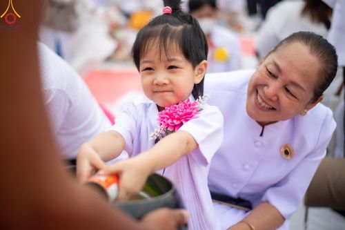 ภาพ No.118646:พิธีตักบาตรพระธรรมยาตรา ปีที่ 12 ณ อนุสรณ์สถานลำดับที่ 5 สถานที่เผยแผ่วิชชาธรรมกายครั้งแรก อนุสรณ์สถานบางปลา จ.นครปฐม วันที่ 25 มกราคม พ.ศ. 2567