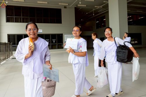 ภาพ No.242902:วันที่ 29-31 สิงหาคม พ.ศ. 2568 องค์กรภาคีเครือข่าย “บวร” (บ้าน-วัด-โรงเรียน-ราชการ) อ.คลองหลวง จัดบวชอุบาสิกาแก้ว ถวายพระราชกุศลแด่สมเด็จพระพันปีหลวง - กตัญญูบูชาแด่ผู้มีพระคุณ