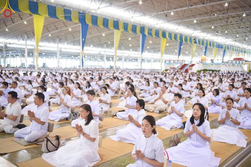 ภาพ No.151343:พิธีบูชาข้าวพระ ในวันอาทิตย์ต้นเดือน วันที่ 1 กันยายน พ.ศ. 2567 ณ สภาธรรมกายสากล วัดพระธรรมกาย