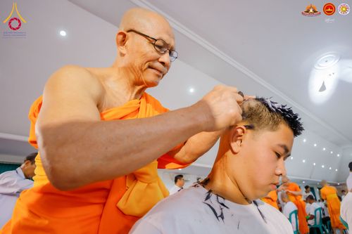 ภาพ No.284488:วันพุธที่ 17  ธันวาคม พ.ศ.2568  พิธีปลงผมนาคธรรมทายาท  โครงการบรรพชาสามเณรและบวชอุบาสิกาแก้ว  ณ วิทยาลัยศรีวิจายา (Sekolah Tinggi Agama Buddha Negeri Sriwijaya) เมืองตังเกอรัง จังหวัดบันเตน ประเทศอินโดนีเซีย