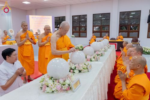 ภาพ No.294260:วันอาทิตย์ที่ 14 ธันวาคม พ.ศ.2568 พิธีเจริญพระพุทธมนต์สมโภชดวงแก้วลูกนิมิตเอก และดวงแก้วนิมิตปฏิบัติธรรม อัญเชิญประดิษฐาน  ณ วัดพระธรรมกายในประเทศสหรัฐอเมริกาและประเทศเยอรมนี 7 แห่ง ณ อาคารปลูกศรัทธา 2 วัดพระธรรมกาย