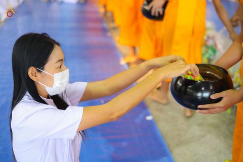 ภาพ No.76798:พิธีตักบาตรข้าวสารอาหารแห้ง  ณ บ้านแก้วเรือนทองคุณยายฯ สภาธรรมกายสากล  วัดพระธรรมกาย จ.ปทุมธานี  ในวันอาทิตย์ต้นเดือนที่ 6 มีนาคม พ.ศ. 2566