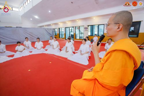 ภาพ No.283565:วันอาทิตย์ที่ 21 ธันวาคม  2568 พิธีบิณฑบาตฉลองสามเณรใหม่ ประเทศอินโดนีเซีย