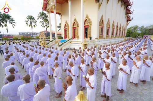 ภาพ No.278550:วันอาทิตย์ที่ 14 ธันวาคม พ.ศ.2568  พิธีเวียนประทักษิณ พิธีวันทาสีมาพระประธาน โครงการบวชบูชาธรรมมหาปูชนียาจารย์ ของศูนย์ปฏิบัติธรรมบุรีรัมย์ ณ วัดกลาง พระอารามหลวง จังหวัดบุรีรัมย์