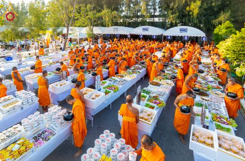 ภาพ No.293587:วันที่ 13 มกราคม พ.ศ. 2569 พิธีถวายภัตตาหารเป็นสังฆทาน แด่พระธรรมยาตรา ณ อนุสรณ์สถานมหาวิหารพระมงคลเทพมุนี (โลตัสแลนด์) อ.สองพี่น้อง จ.สุพรรณบุรี ในโครงการธรรมยาตรา กตัญญูบูชา มหาปูชนียาจารย์ พระมงคลเทพมุนี(สด จนฺทสโร) พระผู้ปราบมาร อนุสรณ์สถาน 7 แห่ง ปี