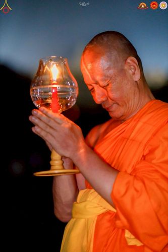 ภาพ No.224668:วันจันทร์ที่ 12 พฤษภาคม พ.ศ. 2568  ชาวพุทธในอินโดนีเซีย ร่วมฉลองวิสาขบูชาจุดประทีปกว่า 200,000 ดวง ณ พระมหาเจดีย์บรมพุทโธ  เจริญพุทธมนต์ถวาย “พระวชิรเกล้าเจ้าอยู่หัว”