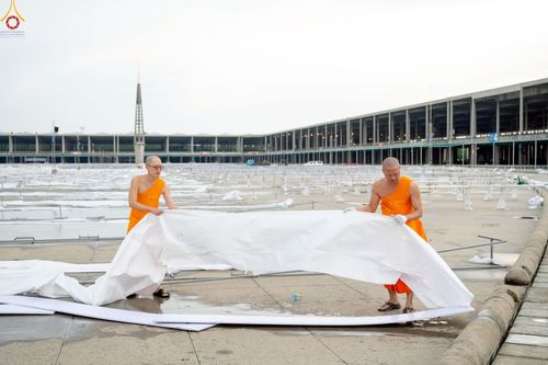 ภาพ No.225246:วันที่ 20 - 27 เมษายน พ.ศ. 2568 "ภาพแห่งความปลื้มที่ไม่มีวันจบ" คณะสงฆ์สามเณร เจ้าหน้าที่ และสาธุชน ร่วมแรงร่วมใจกันเตรียมงานและเก็บงาน เพื่อวันคุ้มครองโลก พิธีถวายมหาสังฆทานคณะสงฆ์ 40,000 กว่าวัดทั่วประเทศ