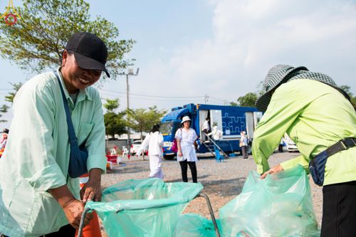 ภาพ No.117142:V.16 เป็นทีม การเตรียมงาน เก็บงาน การรับบุญของเจ้าหน้าที่หน่วยงานต่างๆ เพื่อโครงการธรรมยาตรา กตัญญูบูชามหาปูชนียาจารย์ พระมงคลเทพมุนี (สด จนฺทสโร) พระผู้ปราบมาร อนุสรณ์สถาน 7 แห่ง ปีที่ 12 ระหว่างวันที่ 2 - 31 มกราคม พ.ศ. 2567