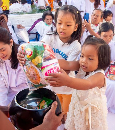 ภาพ No.197828:พิธีตักบาตรพระธรรมยาตรา ณ อนุสรณ์สถานลำดับที่ 4 สถานที่เกิดด้วยกายธรรม วัดโบสถ์(บน) ต.บางคูเวียง จ.นนทบุรี ในโครงการธรรมยาตรา กตัญญูบูชา มหาปูชนียาจารย์ พระมงคลเทพมุนี(สด จนฺทสโร) พระผู้ปราบมาร อนุสรณ์สถาน 7 แห่ง ปีที่ 13 วันที่ 19 มกราคม พ.ศ. 2568