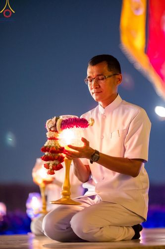 ภาพ No.122164:พิธีจุดประทีปถวายเป็นพุทธบูชา และบูชาธรรมมหาปูชนียาจารย์ พระมงคลเทพมุนี(สด จนฺทสโร) ในโครงการธรรมยาตรา กตัญญูบูชา มหาปูชนียาจารย์ พระมงคลเทพมุนี(สด จนฺทสโร) พระผู้ปราบมาร อนุสรณ์สถาน 7 แห่ง ปีที่ 12 วันที่ 31 มกราคม พ.ศ. 2567 ณ วัดพระธรรมกาย จ.ปทุมธานี