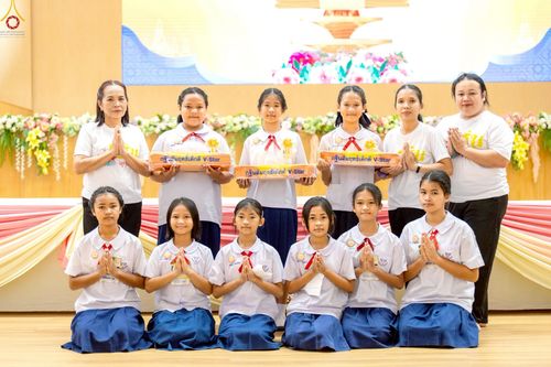 ภาพ No.246107:วันเสาร์ที่ 13 กันยายน พ.ศ. 2568 พิธีมอบผ้าไตรประธานกฐินสัมฤทธิ์เด็กดี V-Star ณ สภาธรรมกายสากล วัดพระธรรมกาย