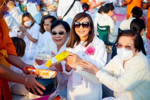 ภาพ No.201217:พิธีตักบาตรพระธรรมยาตรา ณ อนุสรณ์สถานลำดับที่ 5 สถานที่เผยแผ่วิชชาธรรมกายครั้งแรก อนุสรณ์สถานบางปลา วัดบางปลา อำเภอบางเลน จังหวัดนครปฐม ในโครงการธรรมยาตรา กตัญญูบูชา มหาปูชนียาจารย์ พระมงคลเทพมุนี(สด จนฺทสโร) พระผู้ปราบมาร อนุสรณ์สถาน 7 แห่ง ปีที่ 13