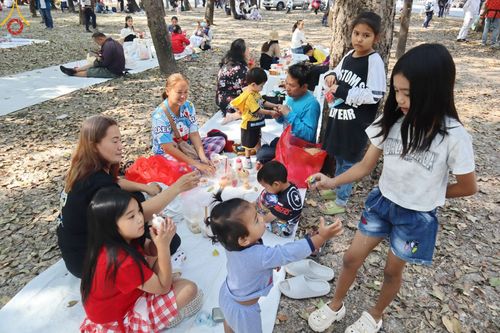 ภาพ No.194055:วัดพระธรรมกาย จัดงานวันเด็กแห่งชาติ ประจำปี พ.ศ.2568 ออกร้านอาหาร 200 ร้าน มอบของขวัญหลายหมื่นชิ้น วันที่ 12 มกราคม พ.ศ. 2568 วัดพระธรรมกาย อ.คลองหลวง จ.ปทุมธานี