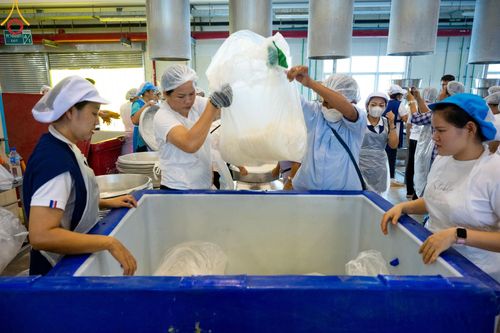 ภาพ No.60712:V.38 ทุ่มพลังเพื่อพ่อครบ 80 ปี ภาพการเตรียมงานของหน่วยงานต่างๆ เพื่อพิธีฉลองอายุวัฒนมงคล 80 ปี หลวงพ่อธัมมชโย และรับถวายมหาสังฆทาน 10,000 กว่าวัดทั่วประเทศ ในวันคุ้มครองโลก วันจันทร์ที่ 22 เมษายน พ.ศ. 2567