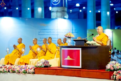 ภาพ No.224152:วันวิสาขบูชา วันอาทิตย์ที่ 11 พฤษภาคม พ.ศ. 2568 พิธีจุดวิสาขประทีป ,  พิธีเวียนประทักษิณรอบพระมหาธรรมกายเจดีย์ , พิธีฉลองชัยสวดมนต์บทธัมมจักกัปปวัตตนสูตร ครบ 7,357,000,000 จบ ณ มหารัตนวิหารคด วัดพระธรรมกาย