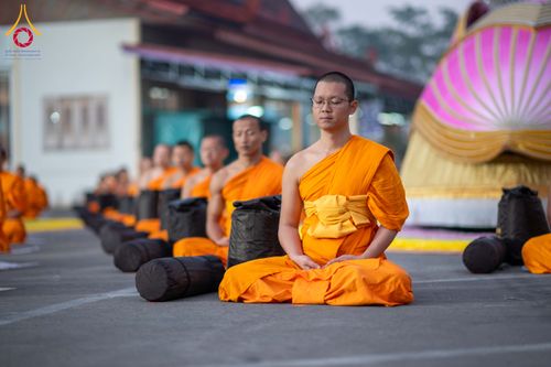 ภาพ No.297273:วันที่ 15 มกราคม พ.ศ.2569 พระธรรมยาตราปฏิบัติธรรมและถ่ายภาพหมู่ประวัติศาสตร์ อนุสรณ์สถานลำดับที่ 4 สถานที่เกิดด้วยกายธรรม  ณ วัดโบสถ์บน ต.บางคูเวียง จ.นนทบุรี ในโครงการธรรมยาตรา กตัญญูบูชา มหาปูชนียาจารย์ พระมงคลเทพมุนี(สด จนฺทสโร) พระผู้ปราบมาร อนุสรณ์ส