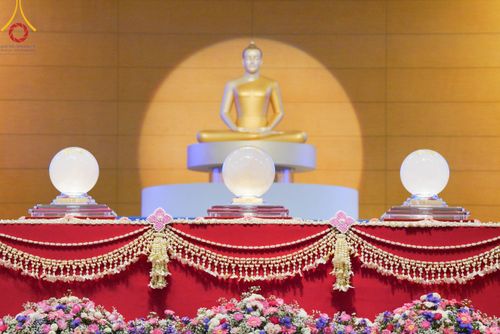 ภาพ No.86263:วันธรรมชัย ปีที่ 55 พิธีทอดผ้าป่ากฐินสมทบครั้งที่1, พิธีเจริญพุทธมนต์ ลูกนิมิตมหาสมบัติฯ พิธีจุดประทีป,พิธีฉลองชัยสวดมนต์บทธัมมจักกัปปวัตนสูตร วันอาทิตย์ที่ 27 สิงหาคม พ.ศ.2566 ณ สภาธรรมกายสากล / มหารัตนวิหารคด วัดพระธรรมกาย