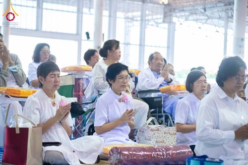 ภาพ No.287222:วันที่ 3 มกราคม พ.ศ.2569 พิธีถวายภัตตาหารเป็นสังฆทาน แด่พระธรรมยาตรา ณ วัดพระธรรมกาย  จังหวัดปทุมธานี ในโครงการธรรมยาตรา กตัญญูบูชา มหาปูชนียาจารย์ พระมงคลเทพมุนี(สด จนฺทสโร) พระผู้ปราบมาร อนุสรณ์สถาน 7 แห่ง ปีที่ 14