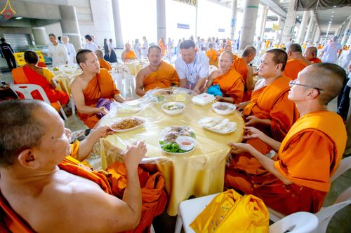 ภาพ No.325869:วันที่ 22 เมษายน พ.ศ.2569(วันคุ้มครองโลก) งานถวายมหาสังฆทาน 40,000 กว่าวัดทั่วประเทศ เจ้าหน้าที่ สาธุชน ร่วมใจจัดเตรียมภัตตาหารเพล (ชุด 2)
