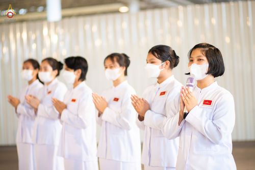 ภาพ No.76720:พิธีตักบาตรข้าวสารอาหารแห้ง  ณ บ้านแก้วเรือนทองคุณยายฯ สภาธรรมกายสากล  วัดพระธรรมกาย จ.ปทุมธานี  ในวันอาทิตย์ต้นเดือนที่ 6 มีนาคม พ.ศ. 2566