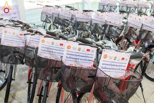 ภาพ No.290905:วันจันทร์ที่ 5 มกราคม พ.ศ. 2569  วัดพระธรรมกาย มูลนิธิธรรมกาย  จัดพิธีมอบของขวัญสนับสนุนการจัดกิจกรรมงานวันเด็กแห่งชาติ ประจำปี พ.ศ. 2569 ให้แก่องค์กรภาคีเครือข่ายกว่า 200 องค์กร ณ วัดพระธรรมกาย อ.คลองหลวง จ.ปทุมธานี