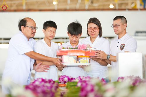 ภาพ No.105432:พิธีปฏิบัติธรรมและพิธีบูชาข้าวพระ ในวันจันทร์ที่ 1 มกราคม พ.ศ. 2567 ณ สภาธรรมกายสากล วัดพระธรรมกาย