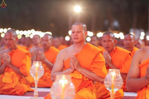 ภาพ No.290180:วันที่ 6 มกราคม พ.ศ. 2569 พิธีจุดประทีปถวายเป็นพุทธบูชา และบูชาธรรมมหาปูชนียาจารย์ (ภาพชุดที่ 2) ณ อนุสรณ์สถานมหาวิหารพระมงคลเทพมุนี (โลตัสแลนด์) อ.สองพี่น้อง จ.สุพรรณบุรี ในโครงการธรรมยาตรา กตัญญูบูชา มหาปูชนียาจารย์ พระมงคลเทพมุนี(สด จนฺทสโร) พระผู้ปรา