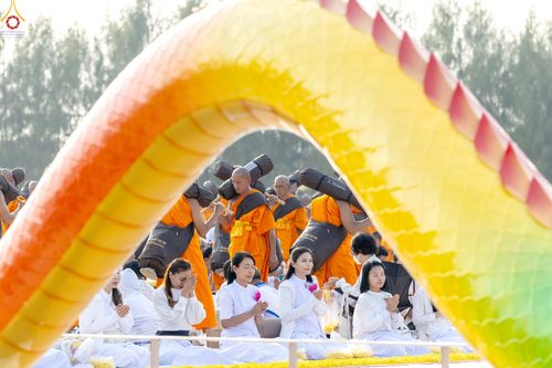 ภาพ No.299548:วันที่ 18 มกราคม พ.ศ. 2569 พิธีต้อนรับพระธรรมยาตรา (ภาพชุดที่ 2) ณ อนุสรณ์สถานลำดับที่ 5  สถานที่เผยแผ่วิชชาธรรมกายครั้งแรก อนุสรณ์สถานบางปลา วัดบางปลา อำเภอบางเลน จังหวัดนครปฐม ในโครงการธรรมยาตรา กตัญญูบูชา มหาปูชนียาจารย์ พระมงคลเทพมุนี(สด จนฺทสโร) พระ