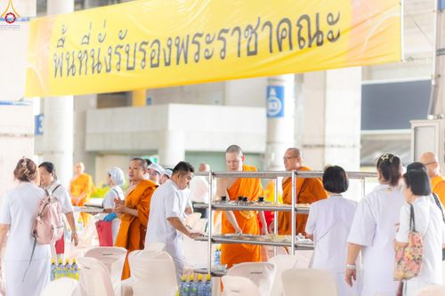 ภาพ No.325706:วันที่ 22 เมษายน พ.ศ.2569(วันคุ้มครองโลก) งานถวายมหาสังฆทาน 40,000 กว่าวัดทั่วประเทศ เจ้าหน้าที่ สาธุชน ร่วมใจจัดเตรียมภัตตาหารเพล (ชุด 2)