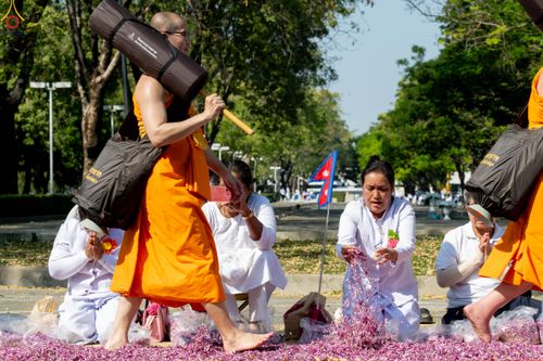 ภาพ No.304792:วันที่ 25 มกราคม พ.ศ. 2569 พิธีต้อนรับพระธรรมยาตรา (ภาพชุดที่ 2) รร.สามัคคีราษฏร์บำรุง-วัดพระธรรมกาย ในโครงการธรรมยาตรา กตัญญูบูชา มหาปูชนียาจารย์ พระมงคลเทพมุนี(สด จนฺทสโร) พระผู้ปราบมาร อนุสรณ์สถาน 7 แห่ง ปีที่ 14