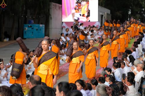 ภาพ No.287880:วันที่ 3 มกราคม พ.ศ. 2569 พิธีต้อนรับพระธรรมยาตรา ครั้งที่ 2 (ภาพชุดที่ 2) ในโครงการธรรมยาตรา กตัญญูบูชา มหาปูชนียาจารย์ พระมงคลเทพมุนี(สด จนฺทสโร) พระผู้ปราบมาร อนุสรณ์สถาน 7 แห่ง ปีที่ 14 ณ อนุสรณ์สถานมหาวิหารพระมงคลเทพมุนี (โลตัสแลนด์) อ.สองพี่น้อง จ.