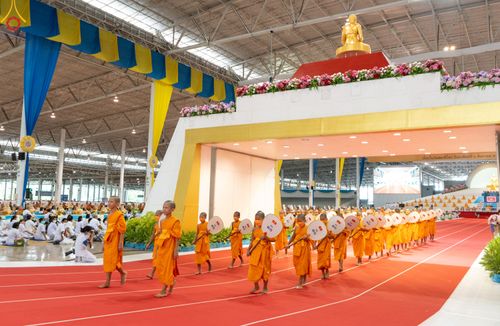 ภาพ No.85311:พิธีมุทิตาสักการะพระภิกษุ ผู้สอบได้เปรียญธรรม ๙ ประโยคระดับโลก, พิธีมอบโล่เกียรติยศและทุนการศึกษา สำนักเรียนบาลีดีเด่นทั่วประเทศ ในวันสมาธิโลก อาทิตย์ที่ 6 สิงหาคม พ.ศ. 2566 ณ สภาธรรมกายสากล วัดพระธรรมกาย