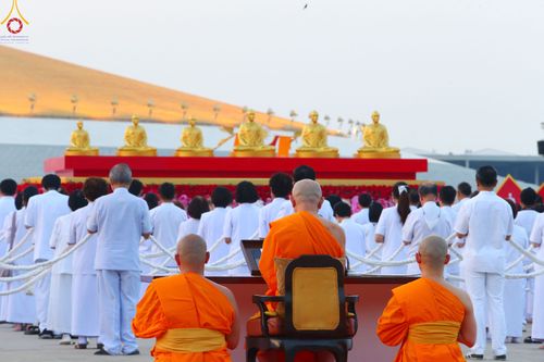 ภาพ No.79210:พิธีอัญเชิญองค์พระบรมพุทธเจ้า 24 องค์ เวียนประทักษิณรอบพระมหาธรรมกายเจดีย์ ณ วัดพระธรรมกาย  วันที่ 2 เมษายน พ.ศ. 2566