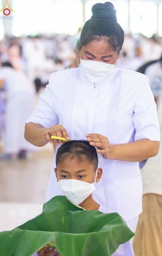 ภาพ No.78724:พิธีปลงผมนาคธรรมทายาท โครงการอบรมยุวธรรมทายาท มัชฌิมธรรมทายาท และธรรมทายาทรุ่นอุดมศึกษา ณ สภาธรรมกายสากล วัดพระธรรมกาย วันเสาร์ที่ 1 เมษายน พ.ศ. 2566