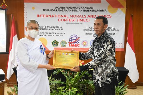 ภาพ No.82205:พิธีมอบรางวัลเกียรติยศและ การลงนามข้อตกลงความร่วมมือ (MOU)  โครงการสอบแข่งขัน  สอบตอบปัญหามงคลชีวิต 38 ประการ  ระหว่างประเทศ ในวันเสาร์ที่ 3 มิ.ย. พ.ศ.2566 ณ ห้องประชุม อวัทธนะ มหาเจดีย์บุโรพุทโธ ประเทศอินโดนีเซีย