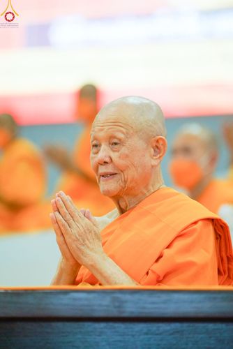 ภาพ No.78989:พิธีวางแผ่นจารึกชื่อ และพิธีวางพวงมาลัยสักการะพระบรมพุทธเจ้า ณ สภาธรรมกายสากล วัดพระธรรมกาย วันที่ 2 เมษายน พ.ศ. 2566