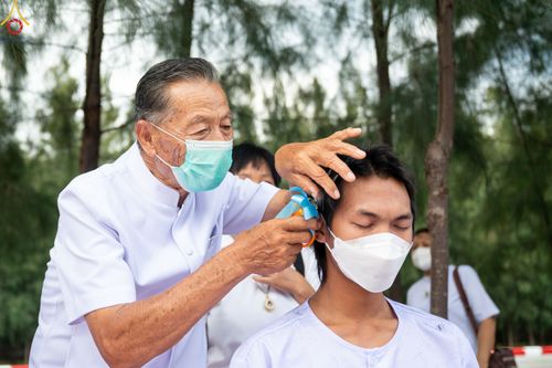 ภาพ No.82558:พิธีตัดปอยผมและปลงผมนาคธรรมทายาท ในโครงการอุปสมบทหมู่ธรรมทายาทพุทธศาสตร์สากล รุ่นที่ 7 (ภาคฤดูฝน) วันอาทิตย์ที่ 11 มิถุนายน พ.ศ. 2566 ณ  วัดพระธรรมกาย