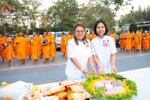 ภาพ No.293513:วันที่ 13 มกราคม พ.ศ. 2569 พิธีถวายภัตตาหารเป็นสังฆทาน แด่พระธรรมยาตรา ณ อนุสรณ์สถานมหาวิหารพระมงคลเทพมุนี (โลตัสแลนด์) อ.สองพี่น้อง จ.สุพรรณบุรี ในโครงการธรรมยาตรา กตัญญูบูชา มหาปูชนียาจารย์ พระมงคลเทพมุนี(สด จนฺทสโร) พระผู้ปราบมาร อนุสรณ์สถาน 7 แห่ง ปี