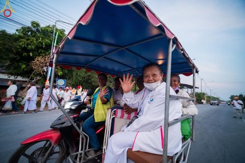 ภาพ No.110634:พิธีต้อนรับพระธรรมยาตรา ในโครงการธรรมยาตรากตัญญูบูชา มหาปูชนียาจารย์ พระมงคลเทพมุนี(สด จนฺทสโร) พระผู้ปราบมาร อนุสรณ์สถาน 7 แห่ง ปีที่ 12 วันที่ 11 มกราคม พ.ศ. 2567 ณ อนุสรณ์สถานลำดับที่ 3 สถานที่เกิดใหม่ในเพศสมณะ วัดสองพี่น้อง จ.สุพรรณบุรี