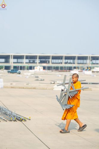 ภาพ No.225301:วันที่ 20 - 27 เมษายน พ.ศ. 2568 "ภาพแห่งความปลื้มที่ไม่มีวันจบ" คณะสงฆ์สามเณร เจ้าหน้าที่ และสาธุชน ร่วมแรงร่วมใจกันเตรียมงานและเก็บงาน เพื่อวันคุ้มครองโลก พิธีถวายมหาสังฆทานคณะสงฆ์ 40,000 กว่าวัดทั่วประเทศ