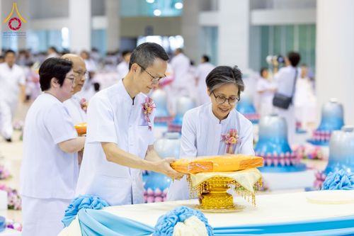 ภาพ No.215635:วันอาทิตย์ต้นเดือนที่ 6 เมษายน พ.ศ. 2568 ขบวนอัญเชิญผ้าป่าสมทบ มหาสังฆทาน 40,000 กว่าวัดทั่วประเทศ ณ สภาธรรมกายสากล วัดพระธรรมกาย