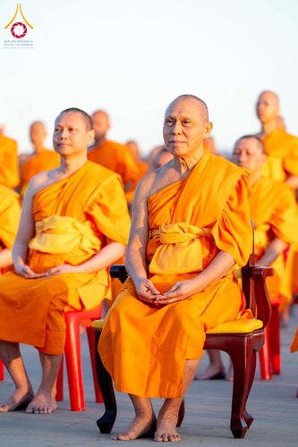 ภาพ No.285235:วันจันทร์ที่ 15 ธันวาคม พ.ศ.2568  บันทึกภาพหมู่ประวัติศาสตร์ โครงการบรรพชาอุปสมบทหมู่  รุ่นบูชาธรรมมหาปูชนียาจารย์ ประจำปี 2568 ณ ลานธรรมมหาธรรมกายเจดีย์ วัดพระธรรมกาย