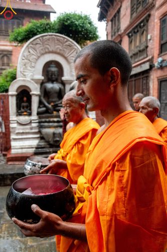 ภาพ No.317129:วันจันทร์ที่ 30 มีนาคม พ.ศ.2569 จาริกบิณฑบาตสยมภูนาทสู่พระราชวังหนุมานโดกา ประเทศเนปาล