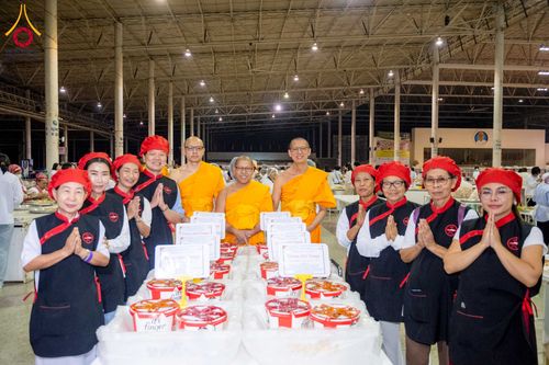 ภาพ No.303468:วันที่ 27 มกราคม พ.ศ. 2569 พิธีถวายภัตตาหารเป็นสังฆทาน แด่พระธรรมยาตรา ณ วัดพระธรรมกาย  จังหวัดปทุมธานี ในโครงการธรรมยาตรา กตัญญูบูชา มหาปูชนียาจารย์ พระมงคลเทพมุนี(สด จนฺทสโร) พระผู้ปราบมาร อนุสรณ์สถาน 7 แห่ง ปีที่ 14