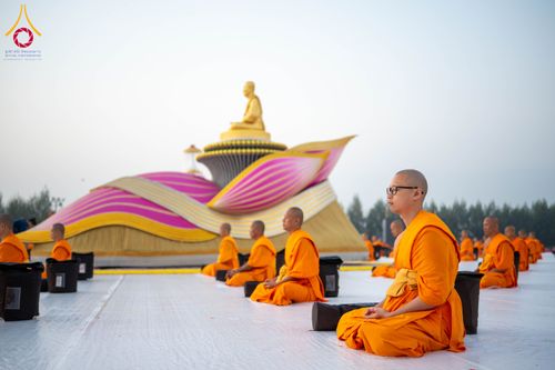 ภาพ No.299767:วันที่ 19 มกราคม พ.ศ.2569 พระธรรมยาตราปฏิบัติธรรมและถ่ายภาพหมู่ประวัติศาสตร์ ณ อนุสรณ์สถานลำดับที่ 5 สถานที่เผยแผ่วิชชาธรรมกายครั้งแรก  อนุสรณ์สถานบางปลาวัดบางปลา อ.บางเลน จ.นครปฐม ในโครงการธรรมยาตรา กตัญญูบูชา มหาปูชนียาจารย์ พระมงคลเทพมุนี(สด จนฺทสโร) 