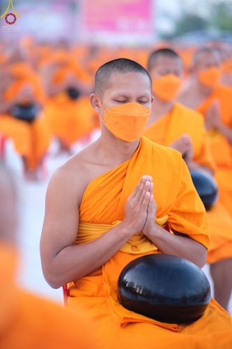 ภาพ No.70516:พิธีตักบาตรพระธรรมยาตราฯ ในโครงการธรรมยาตรากตัญญูบูชา มหาปูชนียาจารย์ พระมงคลเทพมุนี(สด จนฺทสโร) พระผู้ปราบมาร ปีที่ 11 ณ อนุสรณ์สถานลำดับที่ 2 สถานที่ตั้งมโนปณิธานบวชตลอดชีวิต อนุสรณ์สถานคลองบางนางแท่น อ.สามพราน จ.นครปฐม วันที่ 14 มกราคม พ.ศ. 2566