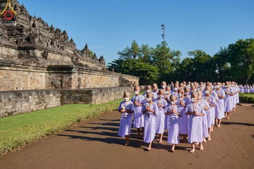 ภาพ No.68191:พิธีเวียนประทักษิณ และวันทาพระมหาเจดีย์บรมพุทโธ ของนาคธรรมทายาท ประเทศอินโดนีเซีย วันที่ 17 ธันวาคม พ.ศ. 2565