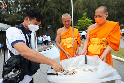 ภาพ No.69233:พิธีถวายภัตตาหารเป็นสังฆทาน แด่คณะพระธรรมยาตราฯ ในโครงการธรรมยาตราฯ ปีที่ 11 ณ อนุสรณ์สถานมหาวิหารพระมงคลเทพมุนี อ.สองพี่น้อง จ.สุพรรณบุรี วันที่ 4 และ 5 มกราคม พ.ศ. 2566